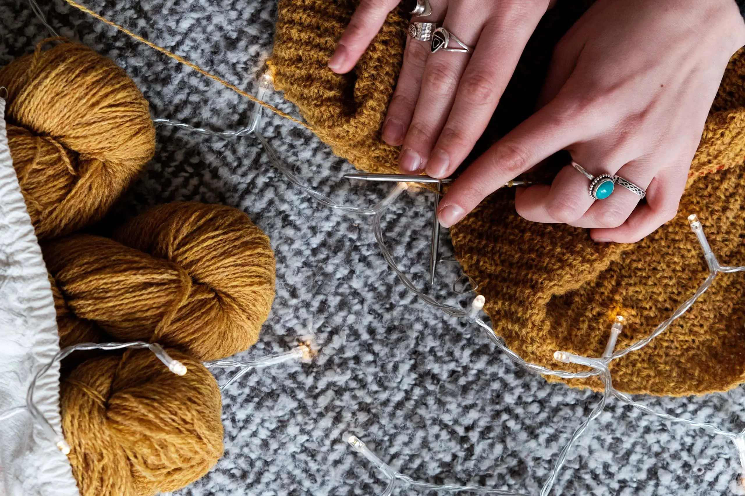 What should a beginner knitter buy?
