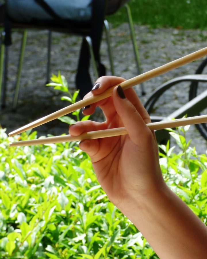 Here’s How You Can Knit With Chopsticks