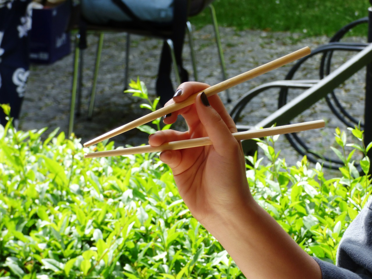 Here’s How You Can Knit With Chopsticks