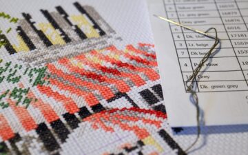 Can you cross stitch with one hand?