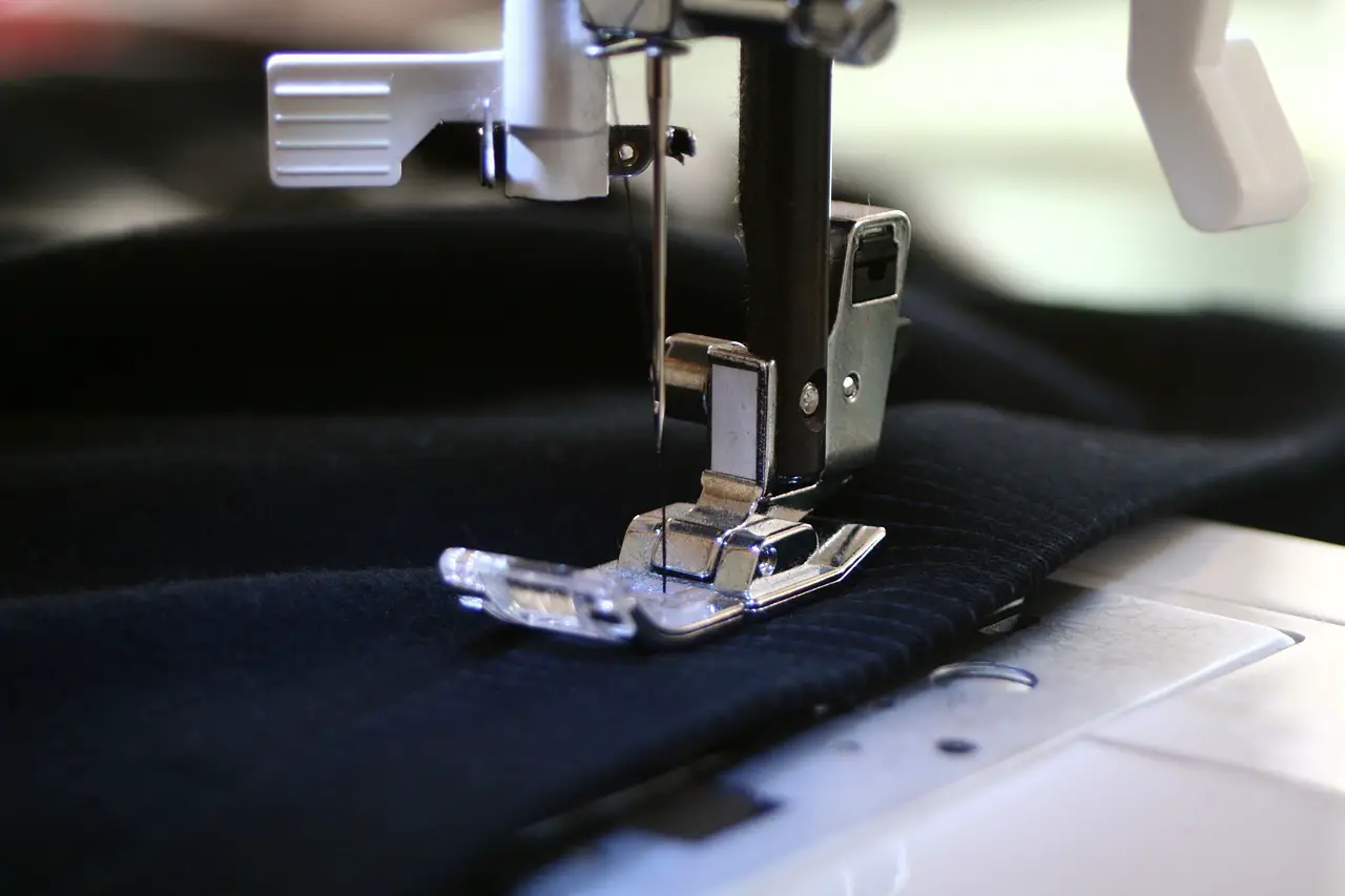 Can you use Singer needles in a Janome sewing machine?